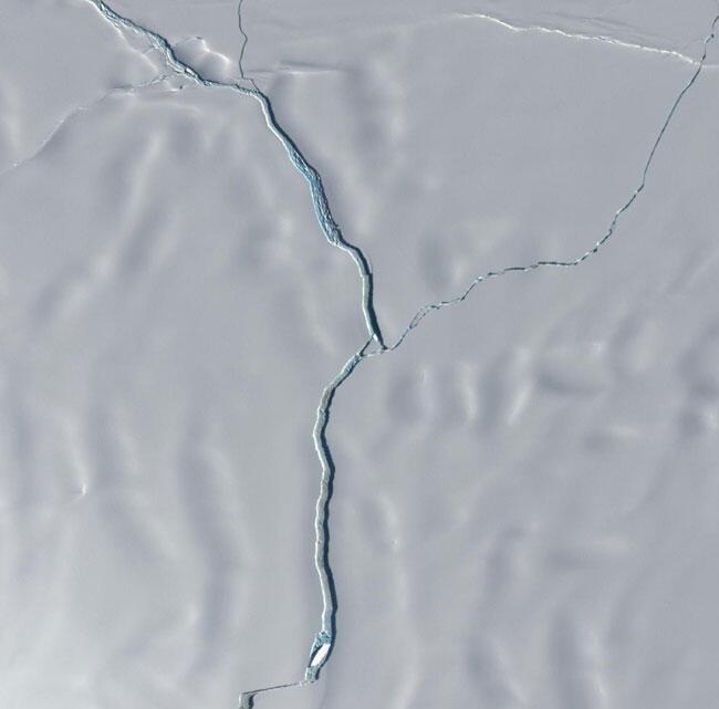 Antarktika’da inanılmaz görüntü! Büyük bir buzul kopma noktasına geldi...