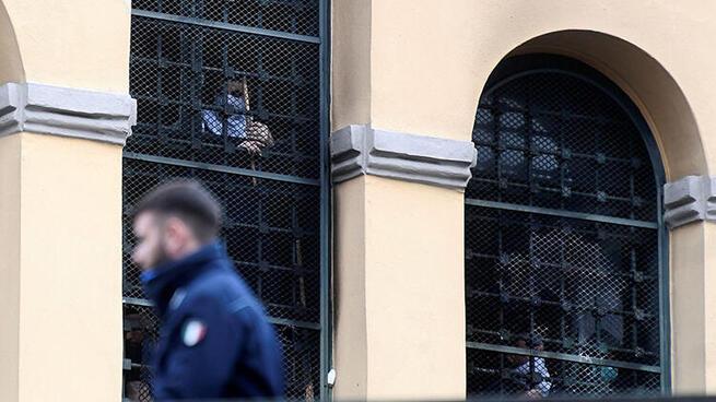 İtalya'da virüs tedbirlerine karşı çıkan cezaevi isyanlarında 6 mahkum öldü