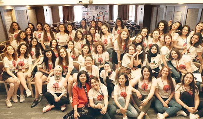 400 genç kıza el uzattı 400 genç kıza el uzattı