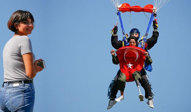 Türkiye'de ilk oldu... Hatice Hemşire 4 bin metreden böyle atladı Türkiye'de ilk oldu... Hatice Hemşire 4 bin metreden böyle atladı
