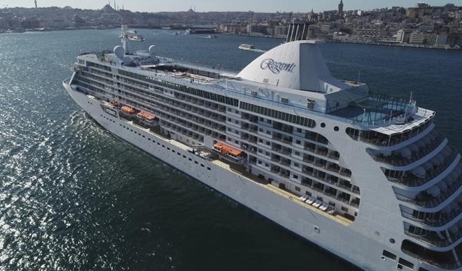 Dünyanın en lükslerinden! İstanbul’a dev konuk... Sarayburnu'na yanaştı Dünyanın en lükslerinden! İstanbul’a dev konuk... Sarayburnu'na yanaştı