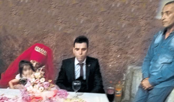 Kan donduran fotoğraf! Damadının boğazını kesmek için böyle beklemiş Kan donduran fotoğraf! Damadının boğazını kesmek için böyle beklemiş