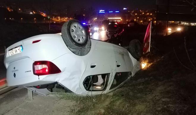 Takla atan otomobilden çıkanların ilk işi uyuşturucu maddeyi saklamak oldu Takla atan otomobilden çıkanların ilk işi uyuşturucu maddeyi saklamak oldu