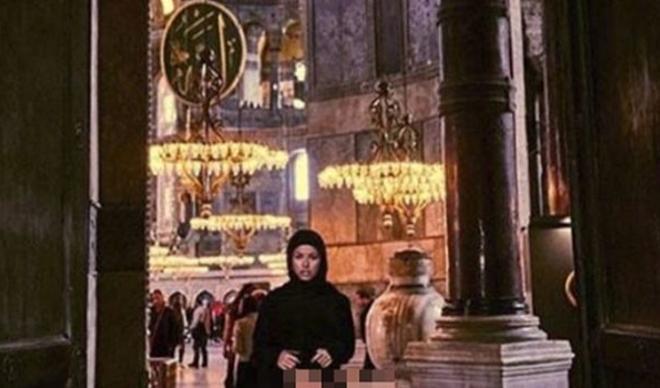Ayasofya'da çıplak poz vermişti! Soruşturma başlatıldı Ayasofya'da çıplak poz vermişti! Soruşturma başlatıldı