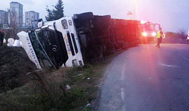 Arnavutköy'de feci ölüm! Virajı alamayan TIR... Arnavutköy'de feci ölüm! Virajı alamayan TIR...