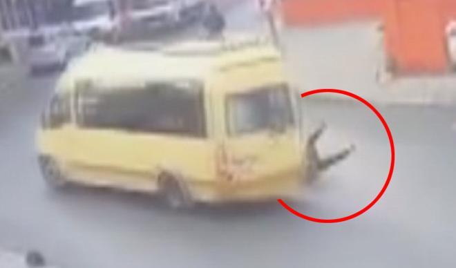 Tam o an! Minibüsten böyle düştü... Tam o an! Minibüsten böyle düştü...