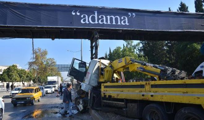Vinç, üst geçidin ayağına çarptı: 2 yaralı Vinç, üst geçidin ayağına çarptı: 2 yaralı