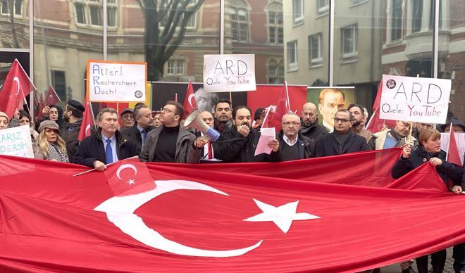 ARD’nin densiz belgeseline her yerde protesto ARD’nin densiz belgeseline her yerde protesto