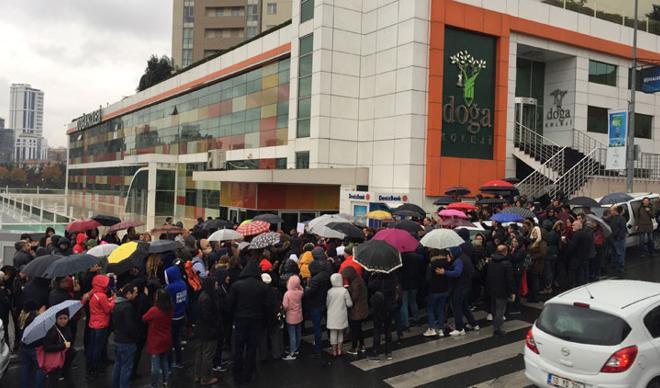 Doğa Koleji'ndeki kriz sürüyor! Veliler protesto etti... Doğa Koleji'ndeki kriz sürüyor! Veliler protesto etti...