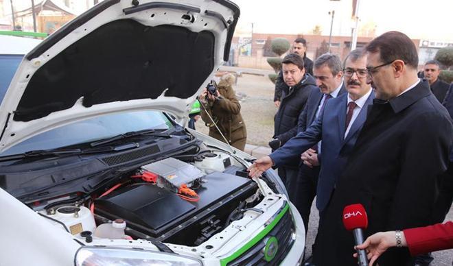 Bakan Dönmez, hidrojen yakıtlı otomobili test etti Bakan Dönmez, hidrojen yakıtlı otomobili test etti