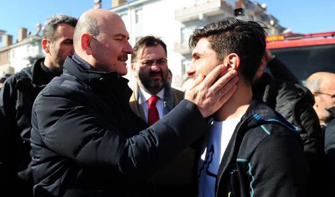 Suriyeli Mahmut, Bakanlar Soylu ve Koca ile enkazda görüştü Suriyeli Mahmut, Bakanlar Soylu ve Koca ile enkazda görüştü