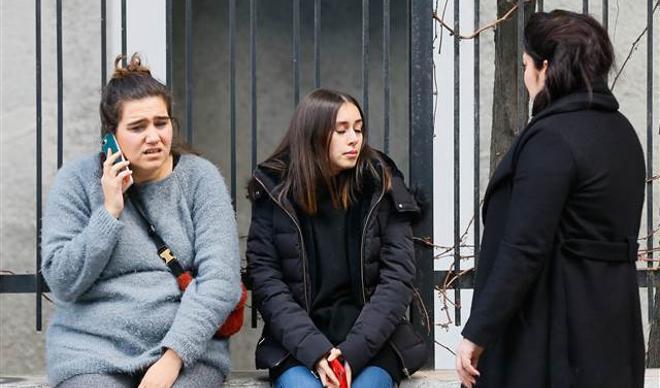 Manisa'daki deprem vatandaşları sokağa döktü Manisa'daki deprem vatandaşları sokağa döktü