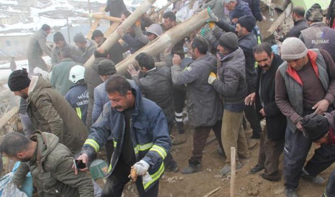 İran'daki deprem Başkale'yi vurdu! Bakan Koca acı haberi duyurdu