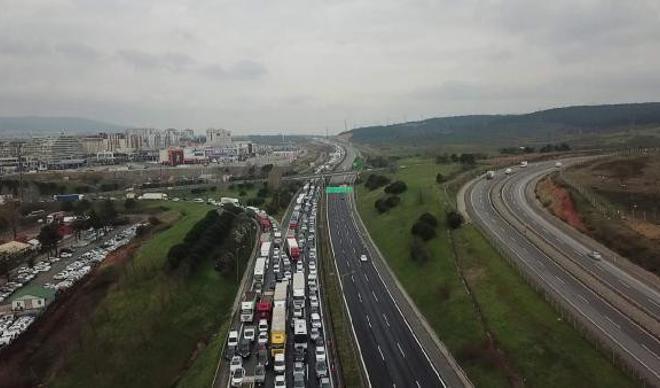 Tuzla ve Silivri'de İstanbul'a giriş çıkış kuyruğu Tuzla ve Silivri'de İstanbul'a giriş çıkış kuyruğu