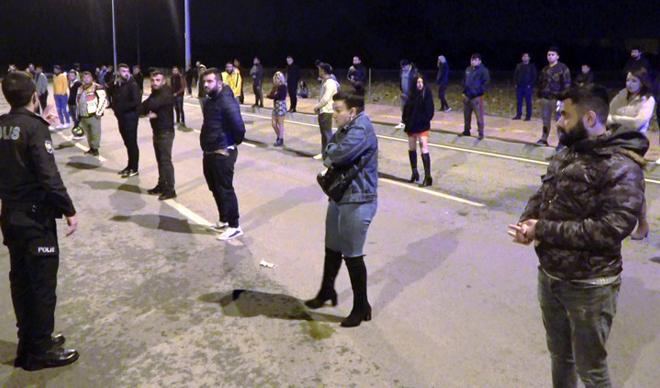 Antalya'da skandal parti! Polis tek tek sıraya sokup ceza kesti... Antalya'da skandal parti! Polis tek tek sıraya sokup ceza kesti...