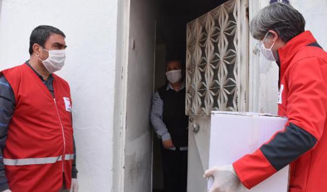 Sokağa çıkamayanlara Kızılay'dan gıda desteği Sokağa çıkamayanlara Kızılay'dan gıda desteği