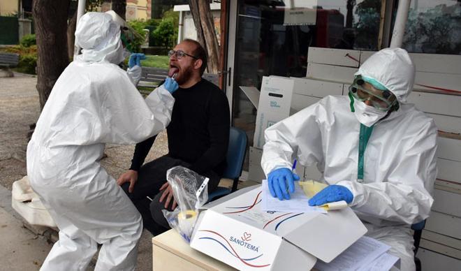 İzmir'de sokakta koronavirüs testi şaşkına çevirdi! Açıklama geldi... İzmir'de sokakta koronavirüs testi şaşkına çevirdi! Açıklama geldi...