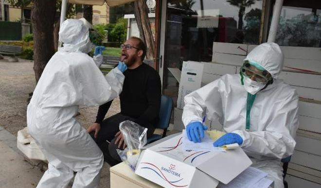 İzmir'de sokakta koronavirüs testi İzmir'de sokakta koronavirüs testi