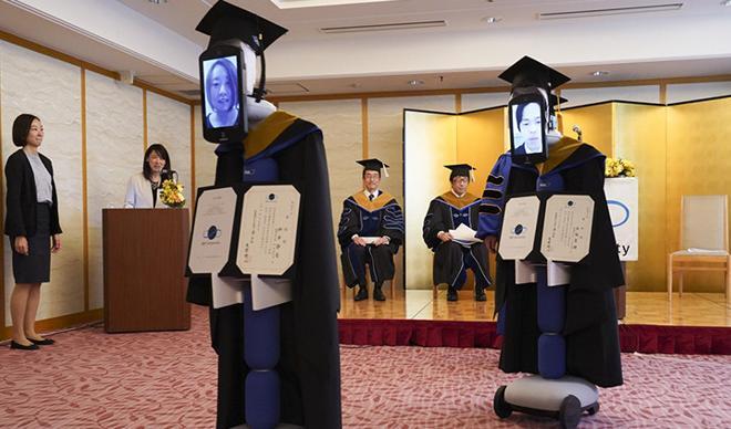 Japon öğrenciler robotlar aracılığıyla mezun oldu Japon öğrenciler robotlar aracılığıyla mezun oldu