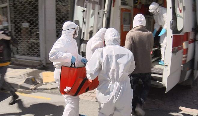 Bağcılar'da 4 bina karantinada! Öğle saatlerinde ambulans geldi Bağcılar'da 4 bina karantinada! Öğle saatlerinde ambulans geldi