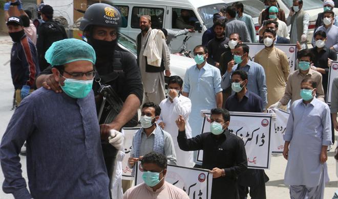 67 doktor gözaltında! Pakistan'da yeni vaka sayısı rekor kırdı 67 doktor gözaltında! Pakistan'da yeni vaka sayısı rekor kırdı