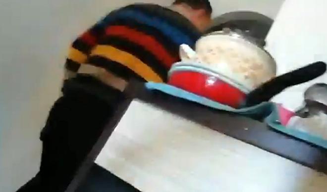 Video büyük tepki çekti! Kız öğrencilerin odasını bastı: 'Burası benim tapulu malım' Video büyük tepki çekti! Kız öğrencilerin odasını bastı: 'Burası benim tapulu malım'