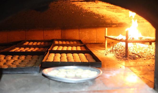 Günde 150 tepsi pişiriliyor! Şehir dışındaki akrabalara gönderiliyor Günde 150 tepsi pişiriliyor! Şehir dışındaki akrabalara gönderiliyor