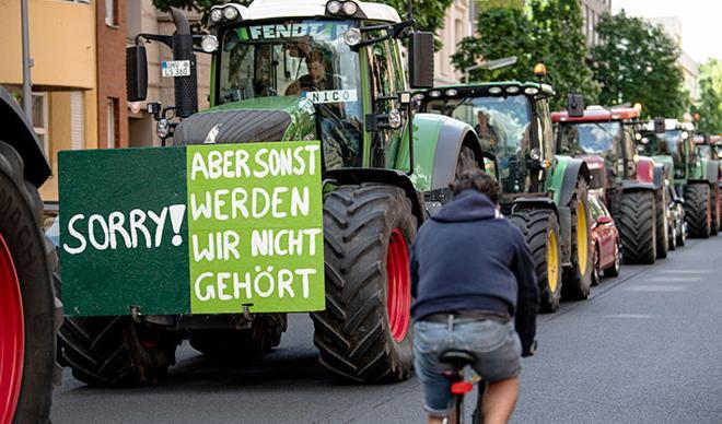 Traktörler tren istasyonunda! Traktörler tren istasyonunda!