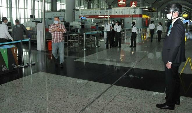 İstanbul Havalimanı’nda hijyen ekibi işbaşında İstanbul Havalimanı’nda hijyen ekibi işbaşında