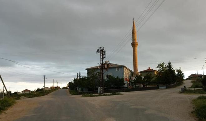 İki ailede koronavirüs çıkınca, mahalle camisinde cuma namazı kılınmadı İki ailede koronavirüs çıkınca, mahalle camisinde cuma namazı kılınmadı