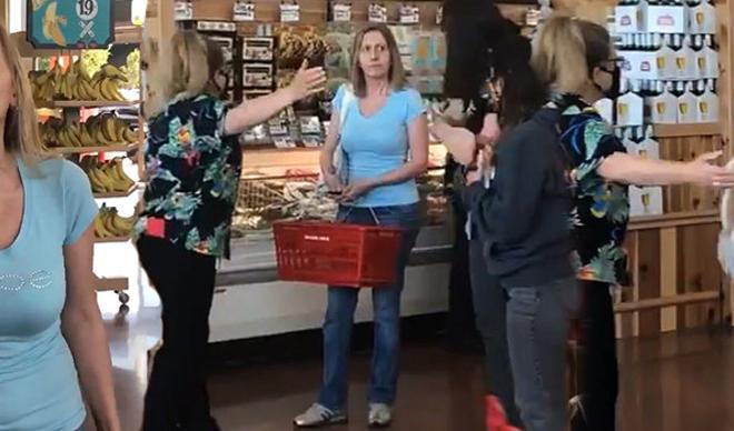 ABD bu görüntüleri konuşuyor! Markette inanılmaz maske kavgası ABD bu görüntüleri konuşuyor! Markette inanılmaz maske kavgası