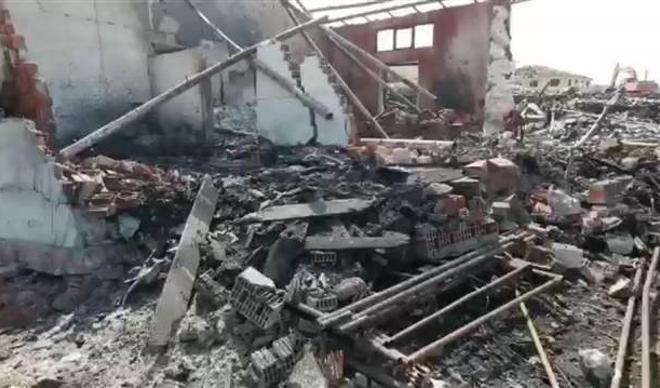 Sakarya'daki fabrikanın içi ve çevresinde oluşan hasarın boyutu gün yüzüne çıkmaya başlıyor Sakarya'daki fabrikanın içi ve çevresinde oluşan hasarın boyutu gün yüzüne çıkmaya başlıyor