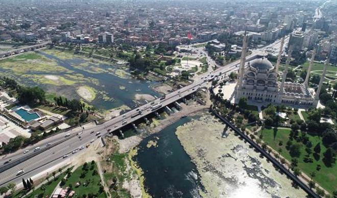 Seyhan Nehri yosunlar nedeniyle yeşile büründü Seyhan Nehri yosunlar nedeniyle yeşile büründü
