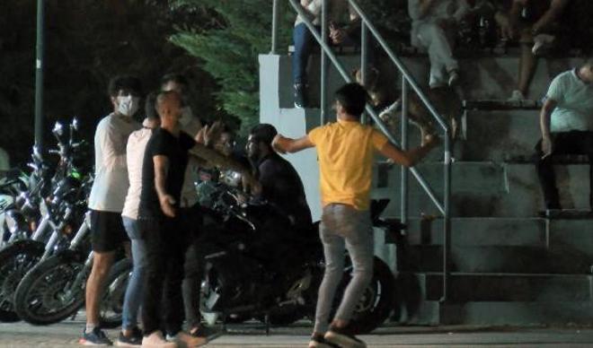 Bursa'da sosyal mesafe ve maske unutuldu; parkta horon oynandı Bursa'da sosyal mesafe ve maske unutuldu; parkta horon oynandı
