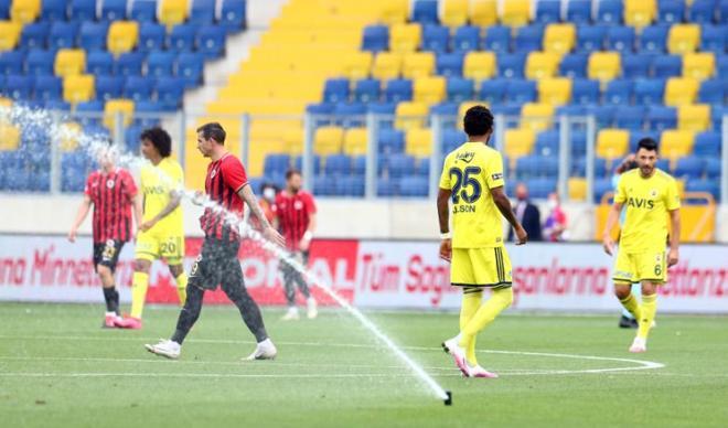 Gençlerbirliği - Fenerbahçe maçında fıskiye sürprizi! Zor anlar... Gençlerbirliği - Fenerbahçe maçında fıskiye sürprizi! Zor anlar...