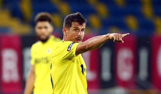 Emre Belözoğlu, 39 yaşında tarihe geçti! 'Zlatan Ibrahimovic gibi...' Emre Belözoğlu, 39 yaşında tarihe geçti! 'Zlatan Ibrahimovic gibi...'
