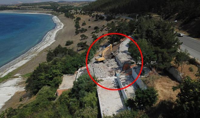 Salda Gölü kıyısındaki bir kaçak yapı daha yıkılıyor Salda Gölü kıyısındaki bir kaçak yapı daha yıkılıyor