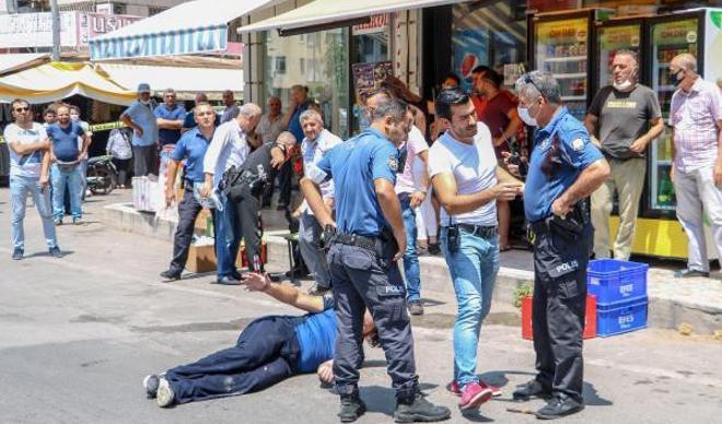 Antalya'da aranan şüpheli, 2 polisi bıçakla yaraladı Antalya'da aranan şüpheli, 2 polisi bıçakla yaraladı