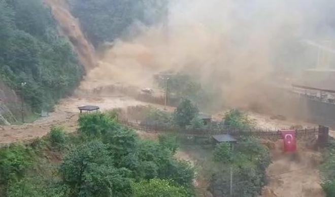 Rize'de sel felaketi... Ölü sayısı ikiye yükseldi Rize'de sel felaketi... Ölü sayısı ikiye yükseldi