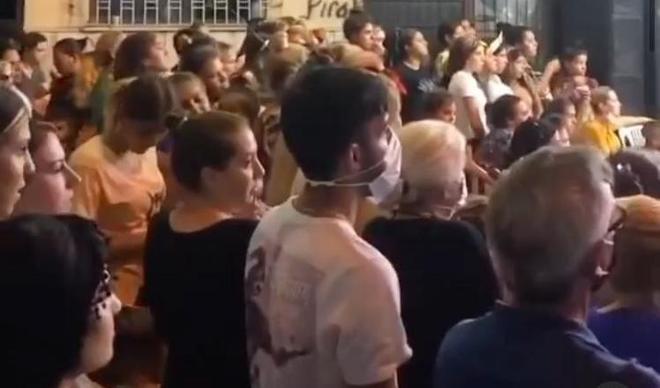 İzmir'de akılalmaz görüntüler! Sadece bir kişi maske taktı İzmir'de akılalmaz görüntüler! Sadece bir kişi maske taktı