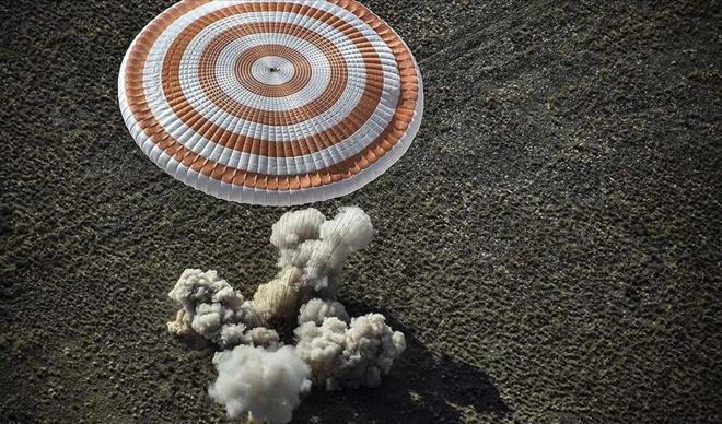 6 aydır görev yapan Soyuz MS-16 kapsülü dünyaya indi 6 aydır görev yapan Soyuz MS-16 kapsülü dünyaya indi