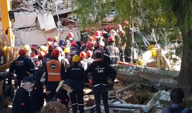 Enkaz altında kalan anne ve 4 çocuğuyla 16 saat sonra irtibat kuruldu Enkaz altında kalan anne ve 4 çocuğuyla 16 saat sonra irtibat kuruldu