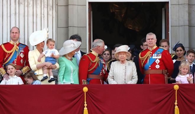 Eski çalışanı Kraliçe Elizabeth'i soyduğunu itiraf etti Eski çalışanı Kraliçe Elizabeth'i soyduğunu itiraf etti