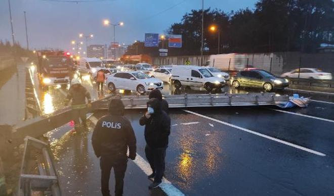 Meteoroloji uyarmıştı! İstanbul için saat verildi... Hasdal'da yön tabelası yola devrildi Meteoroloji uyarmıştı! İstanbul için saat verildi... Hasdal'da yön tabelası yola devrildi