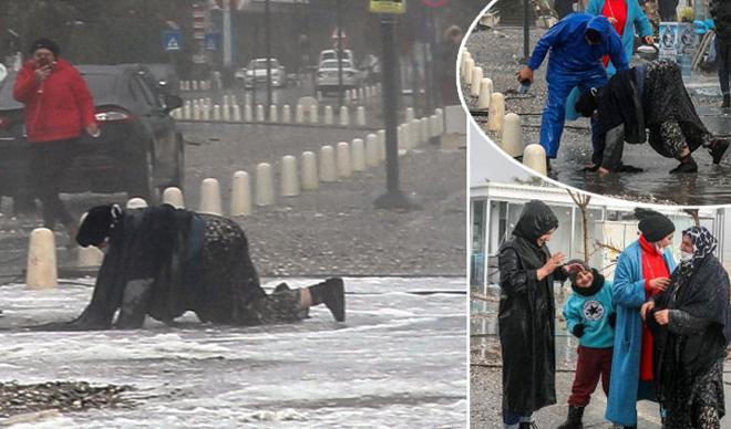 Antalya’da inanılmaz anlar! Dev dalgalar yola savurdu…. Antalya’da inanılmaz anlar! Dev dalgalar yola savurdu….