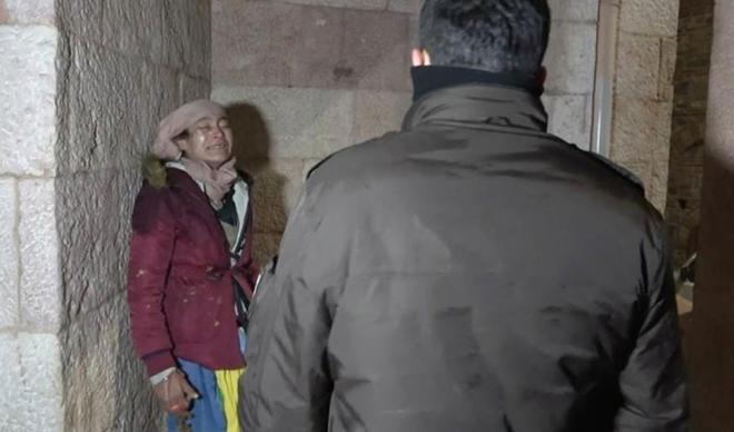 Sokakta donmak üzere olan evsiz kadını polis kurtardı Sokakta donmak üzere olan evsiz kadını polis kurtardı
