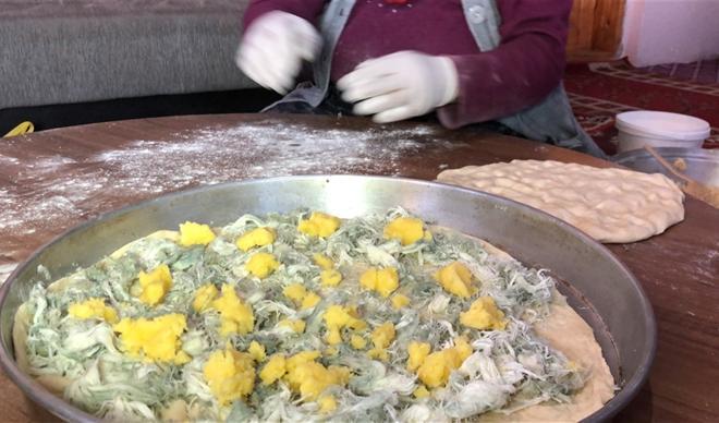 Göğermiş peynirli Kars ketesini tanıttı, devlet adamlarına önerdi Göğermiş peynirli Kars ketesini tanıttı, devlet adamlarına önerdi