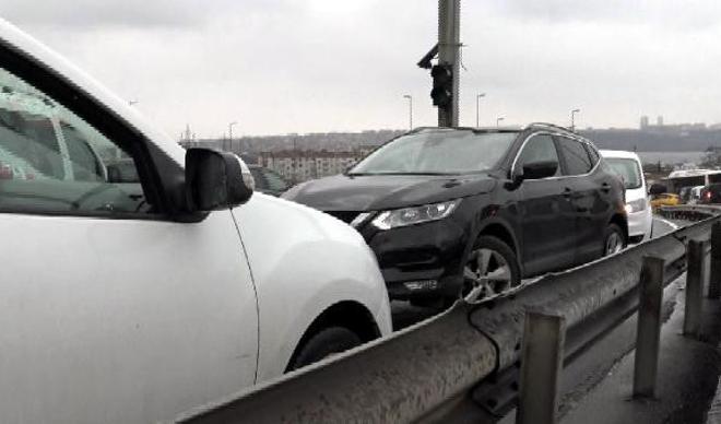 Küçükçekmece'de her akşam aynı görüntü; ters yönden giriyor trafiği tehlikeye sokuyorlar Küçükçekmece'de her akşam aynı görüntü; ters yönden giriyor trafiği tehlikeye sokuyorlar