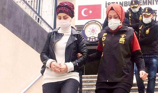 Telefonda işkence ve müstehcen görüntüler... Kuyumcuya aşk tuzağı! Telefonda işkence ve müstehcen görüntüler... Kuyumcuya aşk tuzağı!