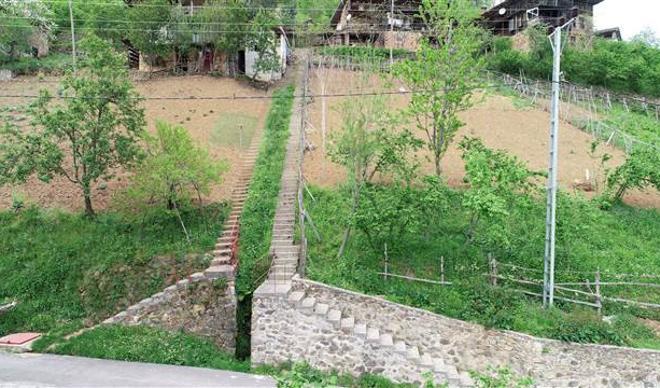 Komşuların inat merdivenleri! Trabzon'da şaşkına çeviren görüntü Komşuların inat merdivenleri! Trabzon'da şaşkına çeviren görüntü